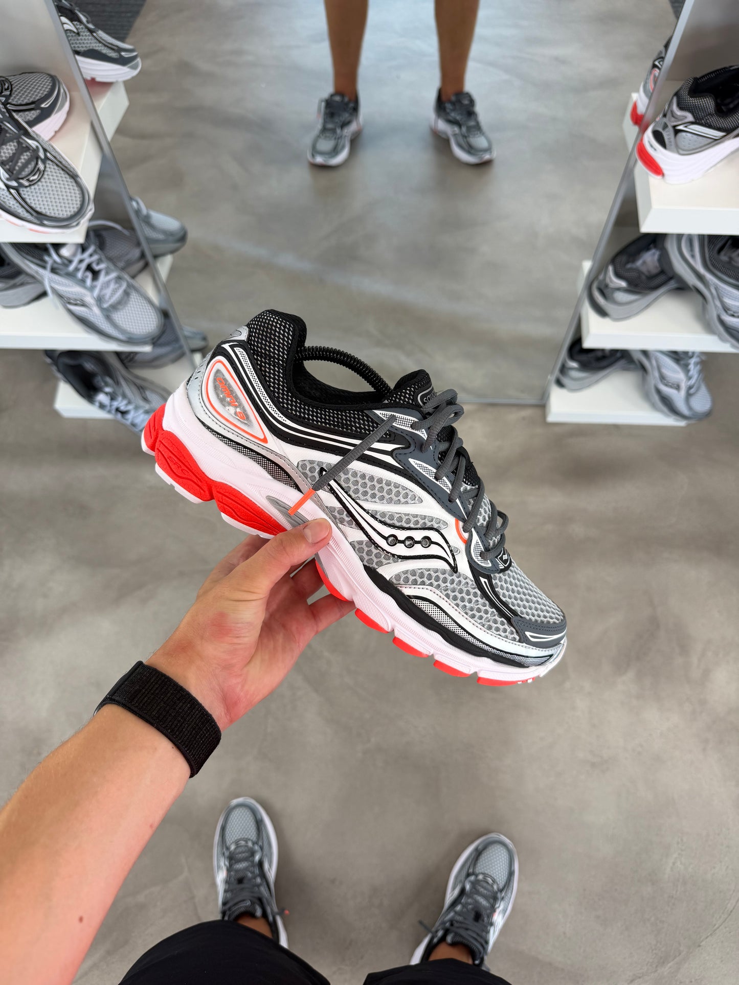 Saucony ProGrid Omni 9 Crimson